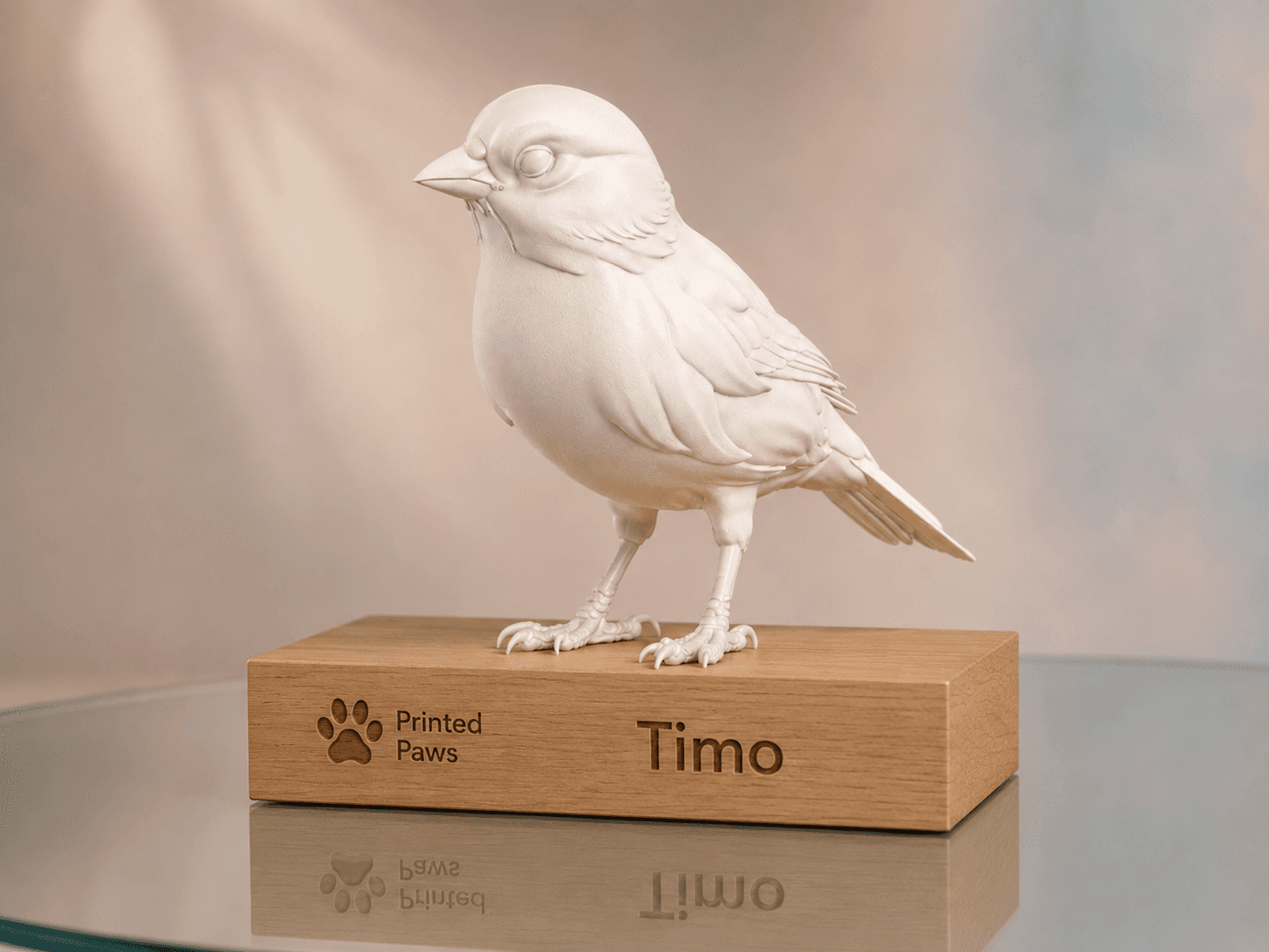 Individuelle Vogelfigur auf einem gravierten Holzsockel
